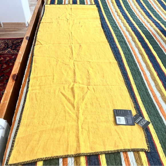 Harmony linen table runner - Picture 5 of 7